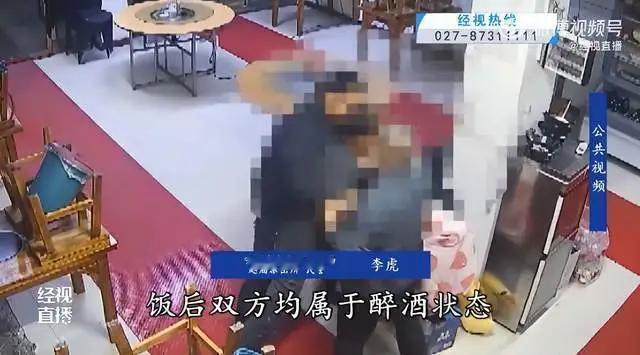 万万想不到！两男子吃完饭抢着结账，为抢300块饭钱，谁都不愿意丢面子。推推拉拉之