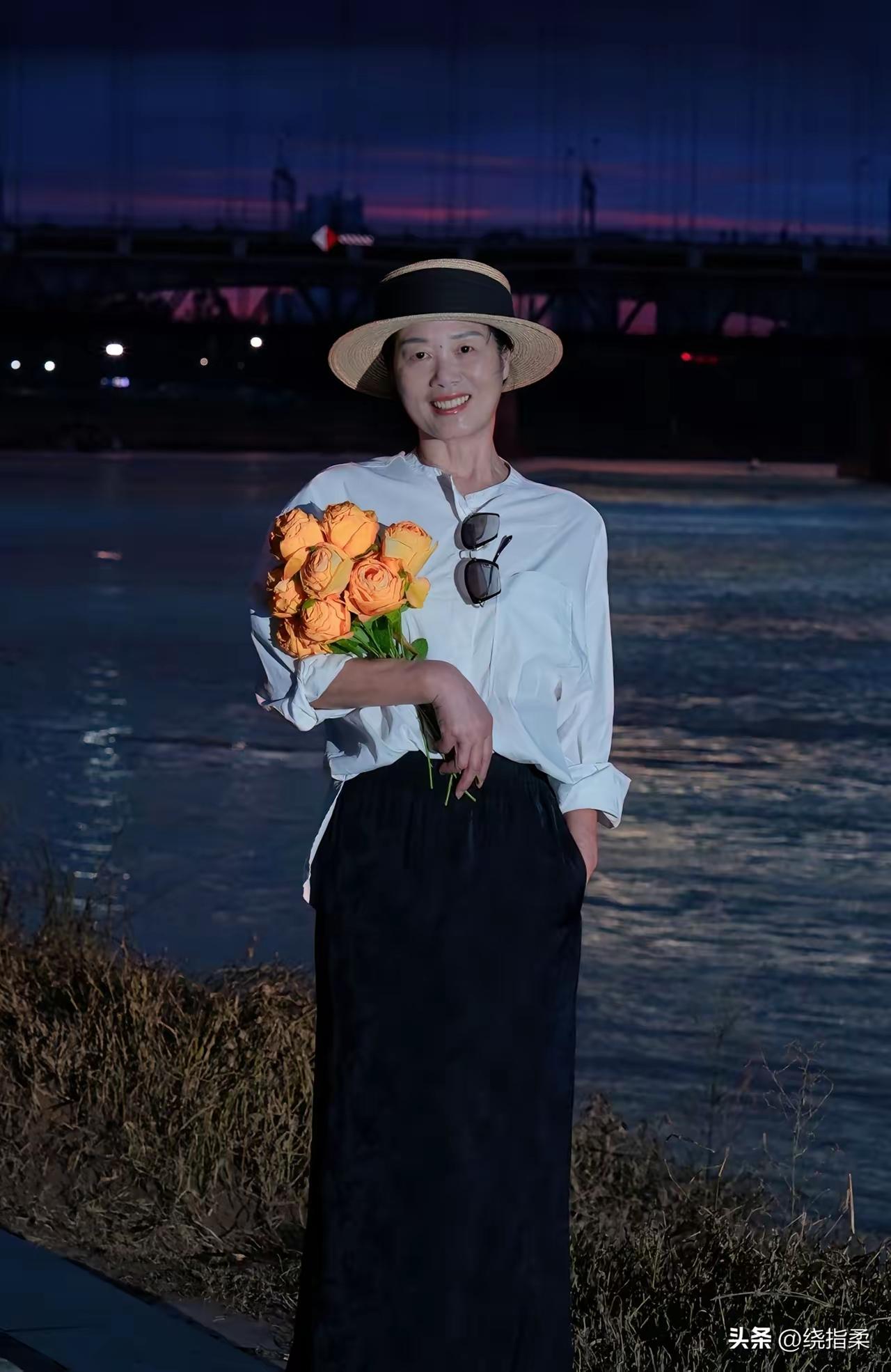 原来天使长的这么好看！
照片中的天使就是覃女士，抖音名叫思敏。就是她在旅游的时候