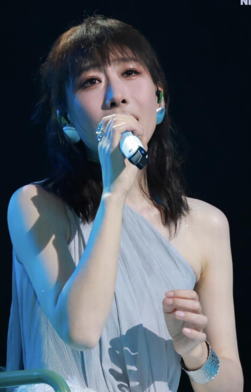 任素汐也不是专业歌手，为什么她开演唱会，大家没意见？

原因很简单，那就是任素汐