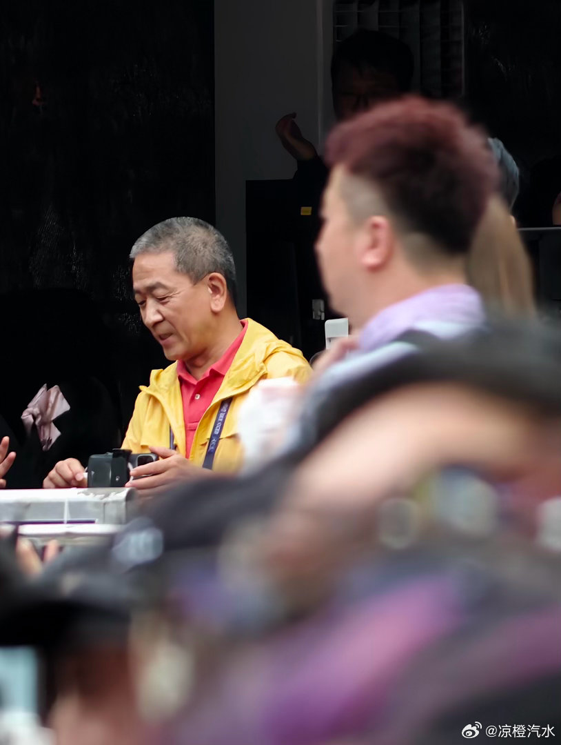 聪广东飞来啦？周深郑州演唱会 番茄炒蛋Polo衫来了！ 安心了 周深