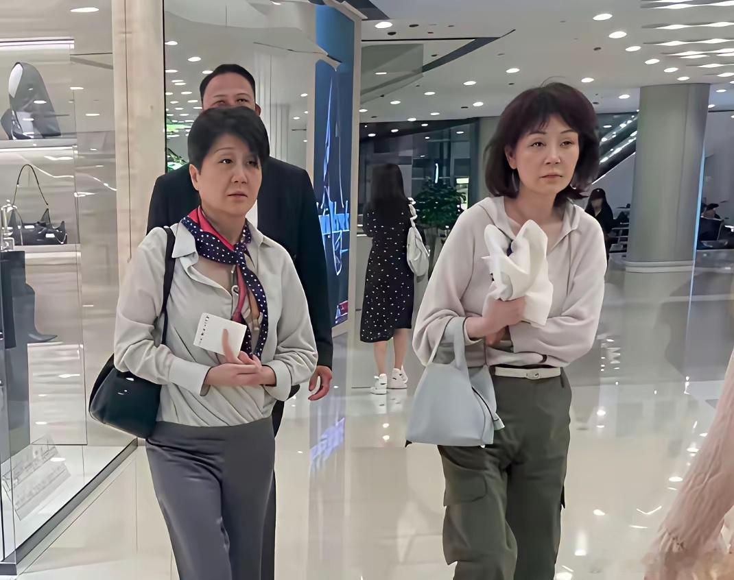 澳门赌王最宠的老婆梁安琪，在机场被网友偶遇，看上去个子不高，不到一米六，人长的也