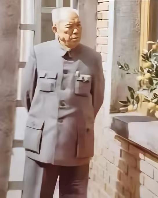 老年时期，赋闲在家的开国将军梁兴初依然威风不减当年。梁兴初将军，绰号梁大牙，铁匠