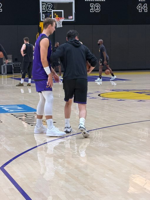 以前的神射手指点现在的神射手，肯纳德生涯季后赛三分命中率44%，雷迪克37.1%