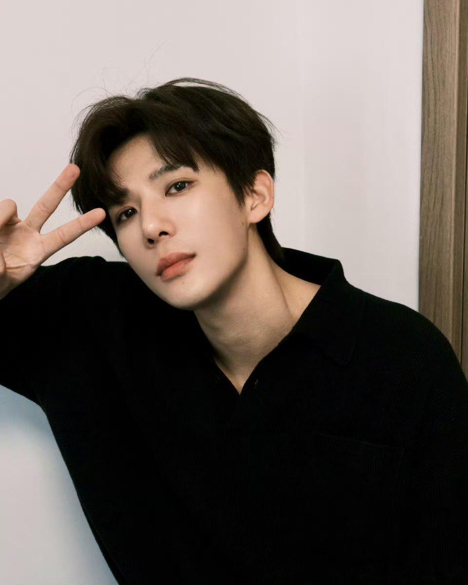 王安宇晒开工照王安宇晒开工红包 王安宇晒了开工照，《想把你和时间藏起来》开机大吉