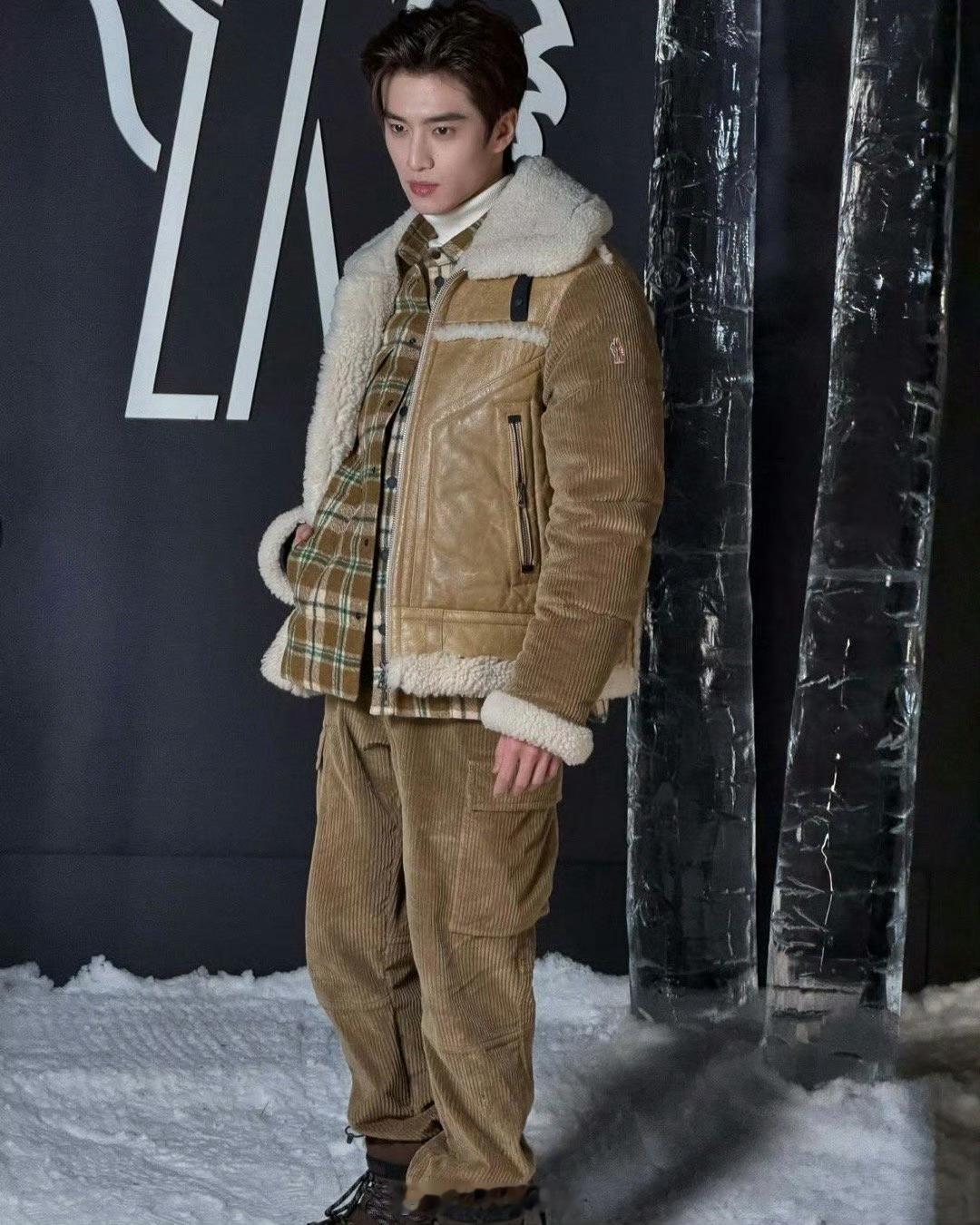 张康乐可baby可daddy 机场浅蓝套装诠释男友风天花板，少年感满满超治愈，秀