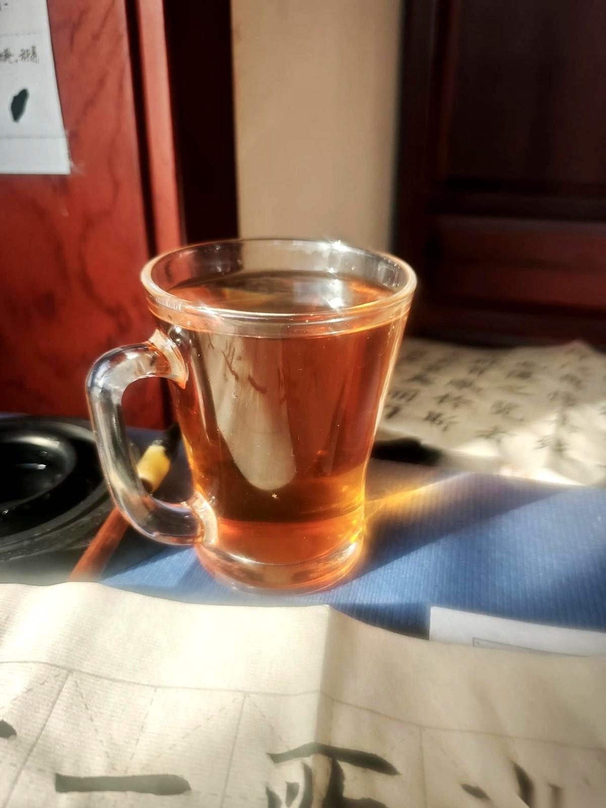 我老公那个一年多没联系的哥们儿，今天下午突然打电话来了。
你猜怎么着？
不是借钱