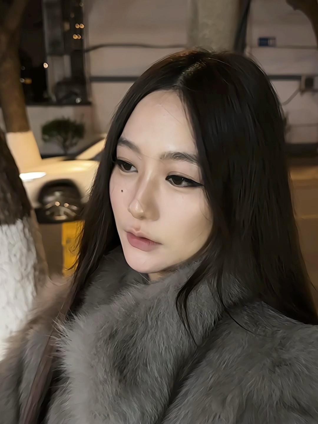 仿一下+1的妆 ~长中庭真的还蛮适合的 （每次画不一样的妆都会很有新鲜感）