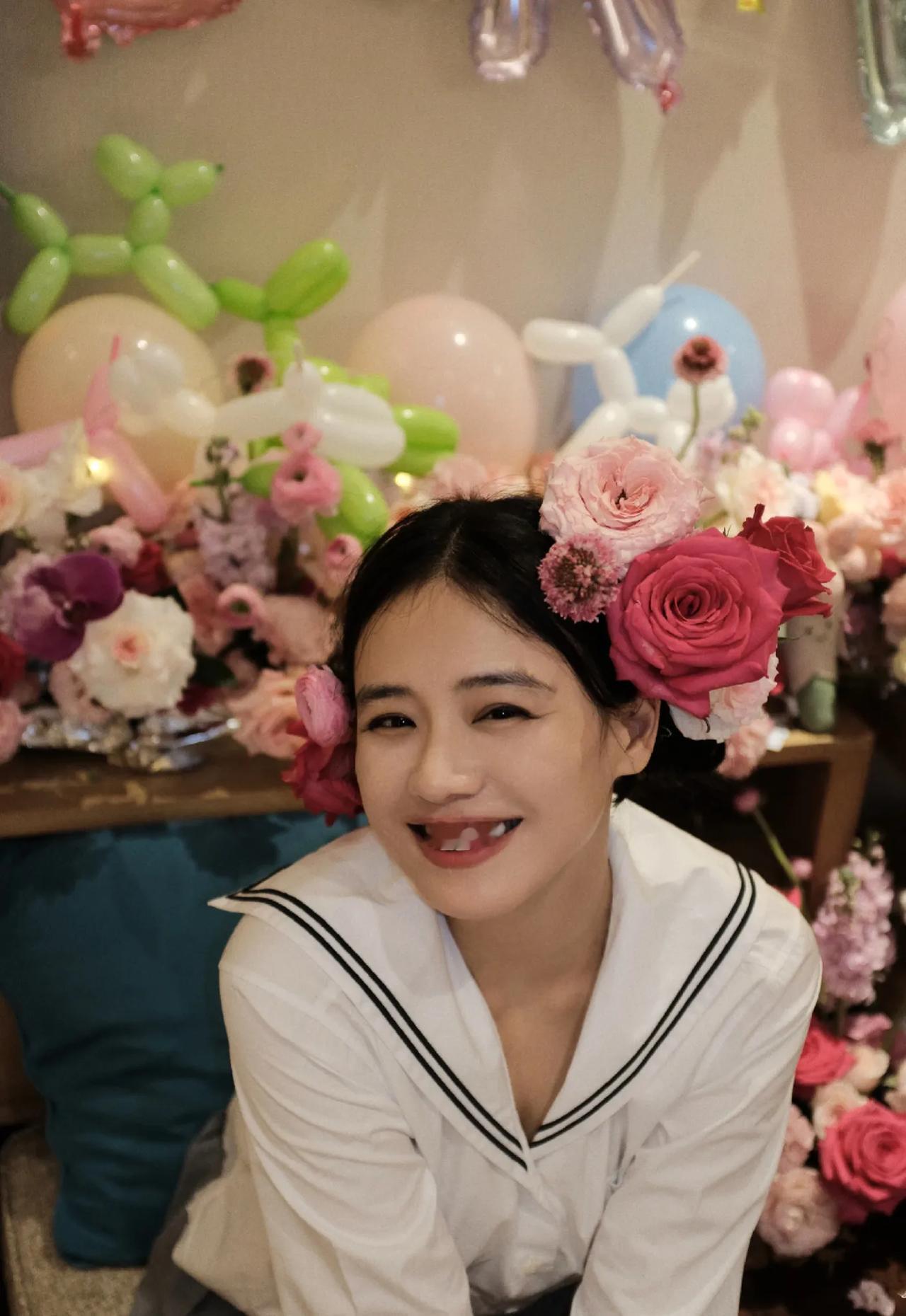 马思纯36岁了，晒出了生日当天的照片。被满满的鲜花和气球包围着，马思纯坐在地上开