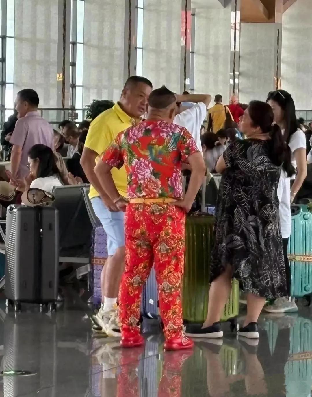 这身装扮一般人驾驭不了，猜猜这位大哥到底是是什么来路？