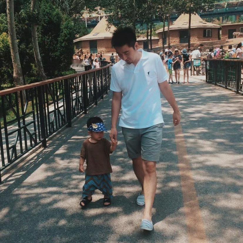 小时候就牵着爸爸 