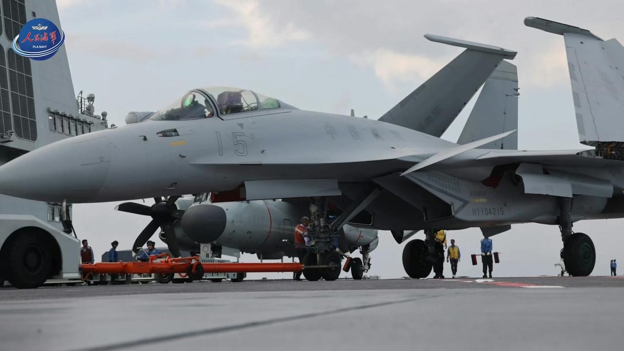 J-15T 15号机停在CV18“福建”号航母甲板上，背景中可见KJ-600 1