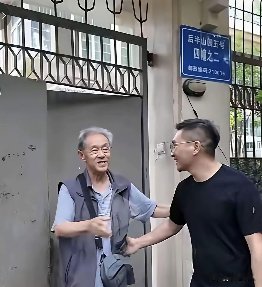 前院长徐湖平的民国别墅火了！
根据图片显示，这是南京​​后半山园五号的独栋别墅，