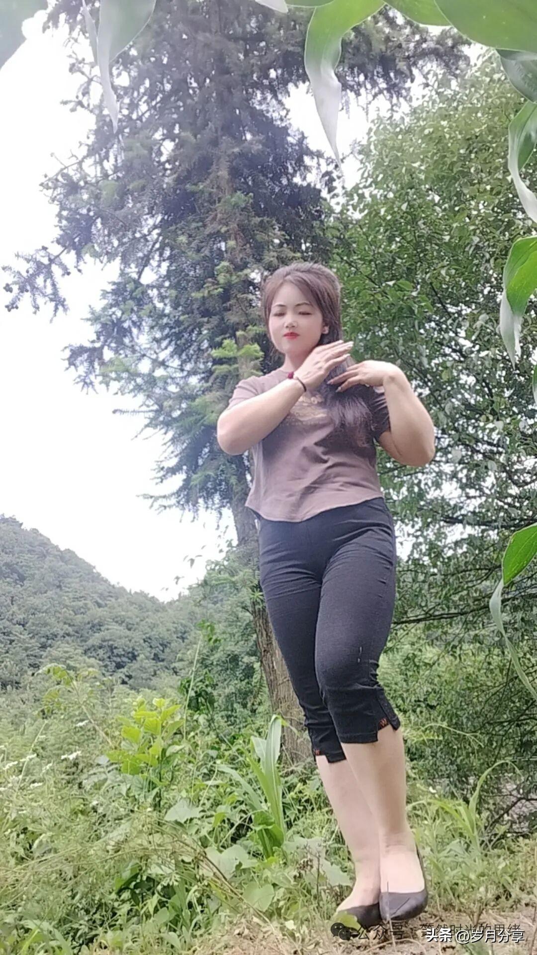 朴实的女人,你喜欢吗?我喜欢！我相信大多数的男人都喜欢这种朴实的女人。因为这种女
