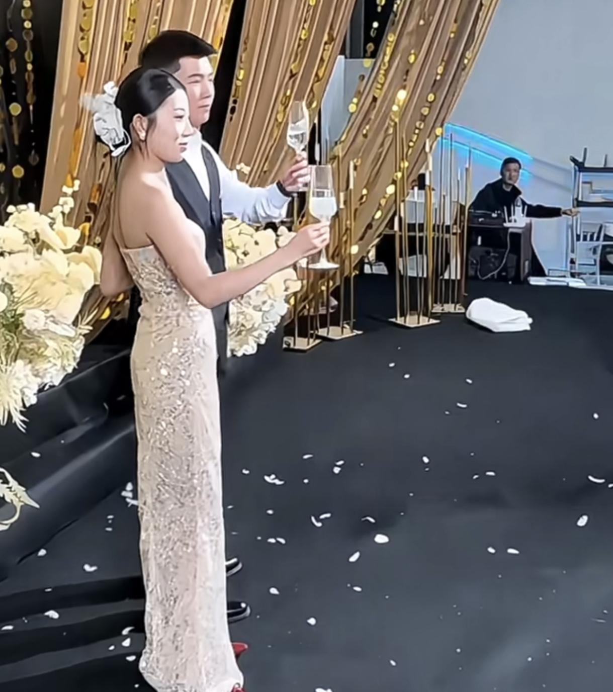 把主持人都整尴尬了，
不仅主持人尴尬，
后面的伴娘也是一脸懵，主持人：恭喜新郎新