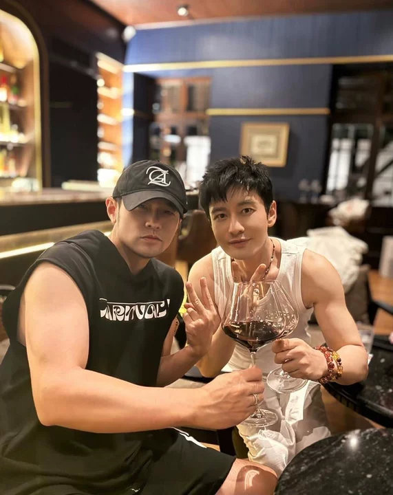 周杰伦黄晓明合照周杰伦黄晓明合照🈶！黄晓明穿了周杰伦的衣服黄晓明还穿了周杰伦的