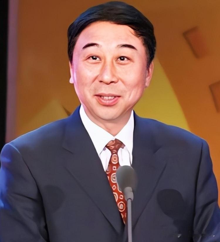 一天，冯巩带两个徒弟去吃饭，一共225元，结帐时却没人出声，谁料冯巩突然对服务员