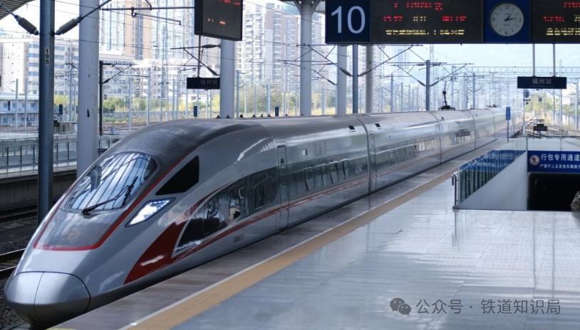 中国铁路百科【列车晚点时，调度员是怎么调整的？】常坐火车的人都难免会遇到晚点的情