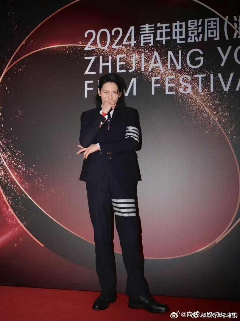 向佐 不是父亲是父母亲 不是父亲是父母亲这个更正本身就说明他在家庭角色里承担的不