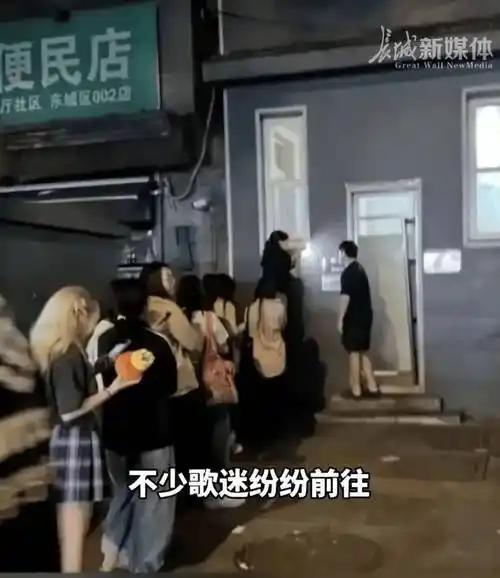 近期五月天主唱阿信在北京街头随手拍下的一张生活照，在网络掀起了一场让人哭笑不得的