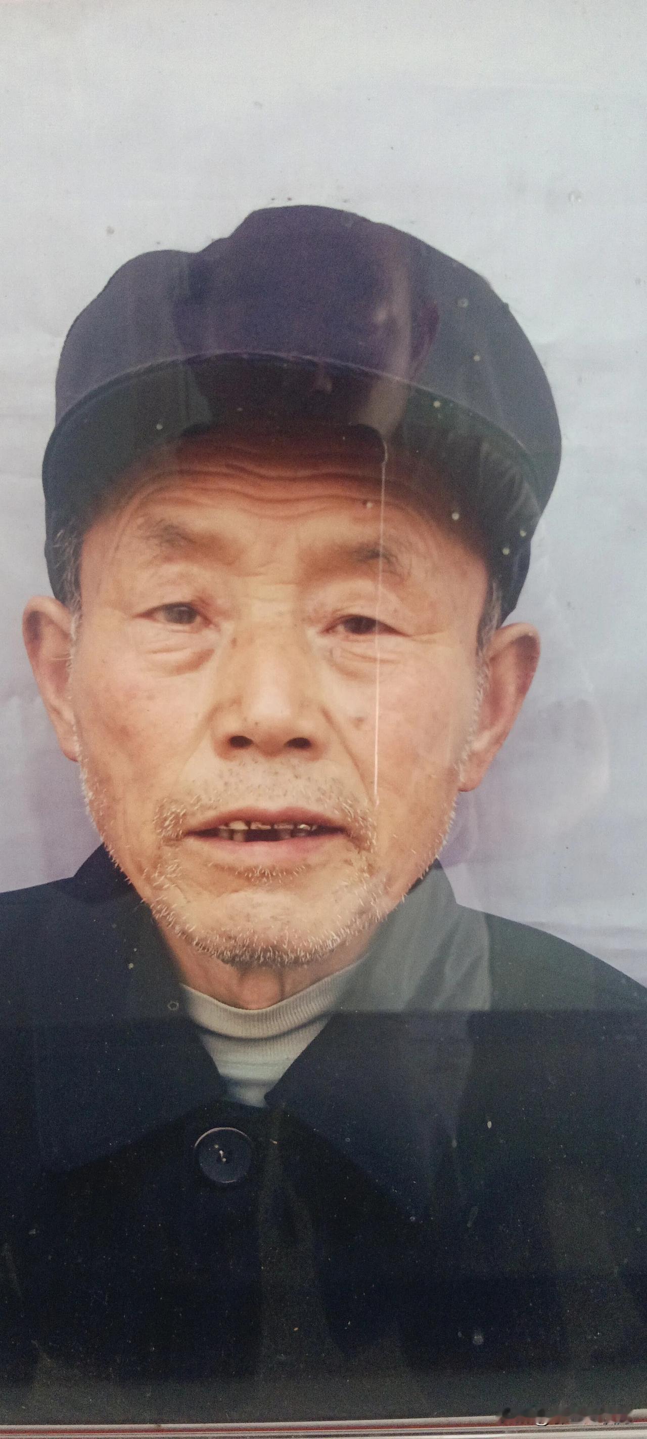 父亲写的诗
     赵权力
父亲写的诗，沾满泥土
晶莹剔透的晨露闪光
布满雪白