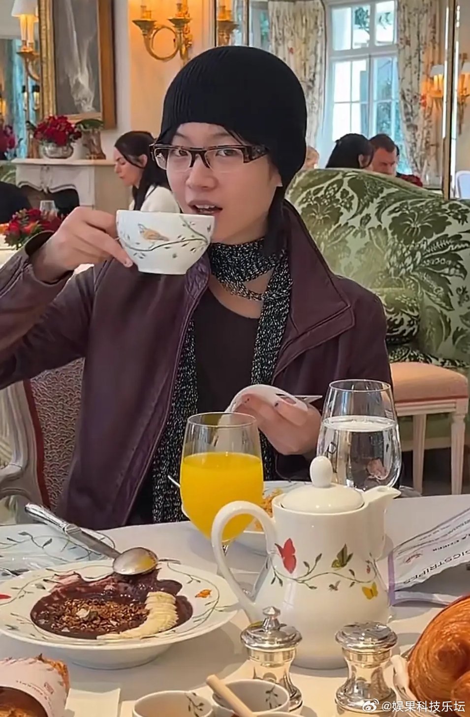 第一个爱扮丑的女明星终于被我发现了，一开始我以为是毛阿敏 