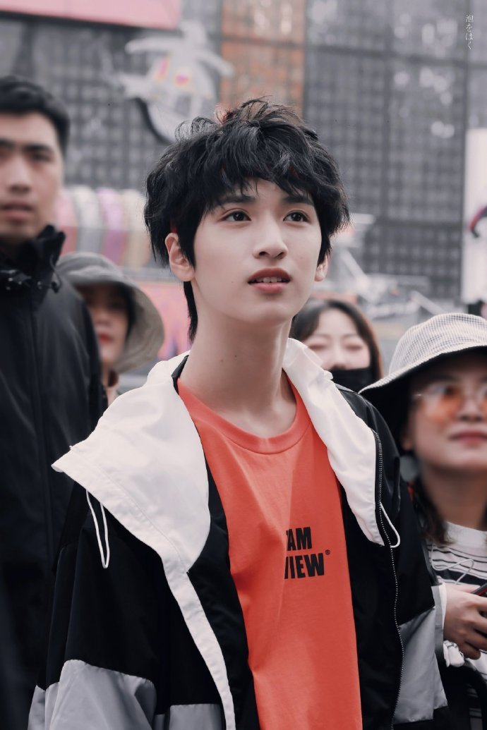 严浩翔走路自带BGM 谁被严浩翔走路的气场狠狠拿捏，仿佛耳边自动响起背景音乐。步