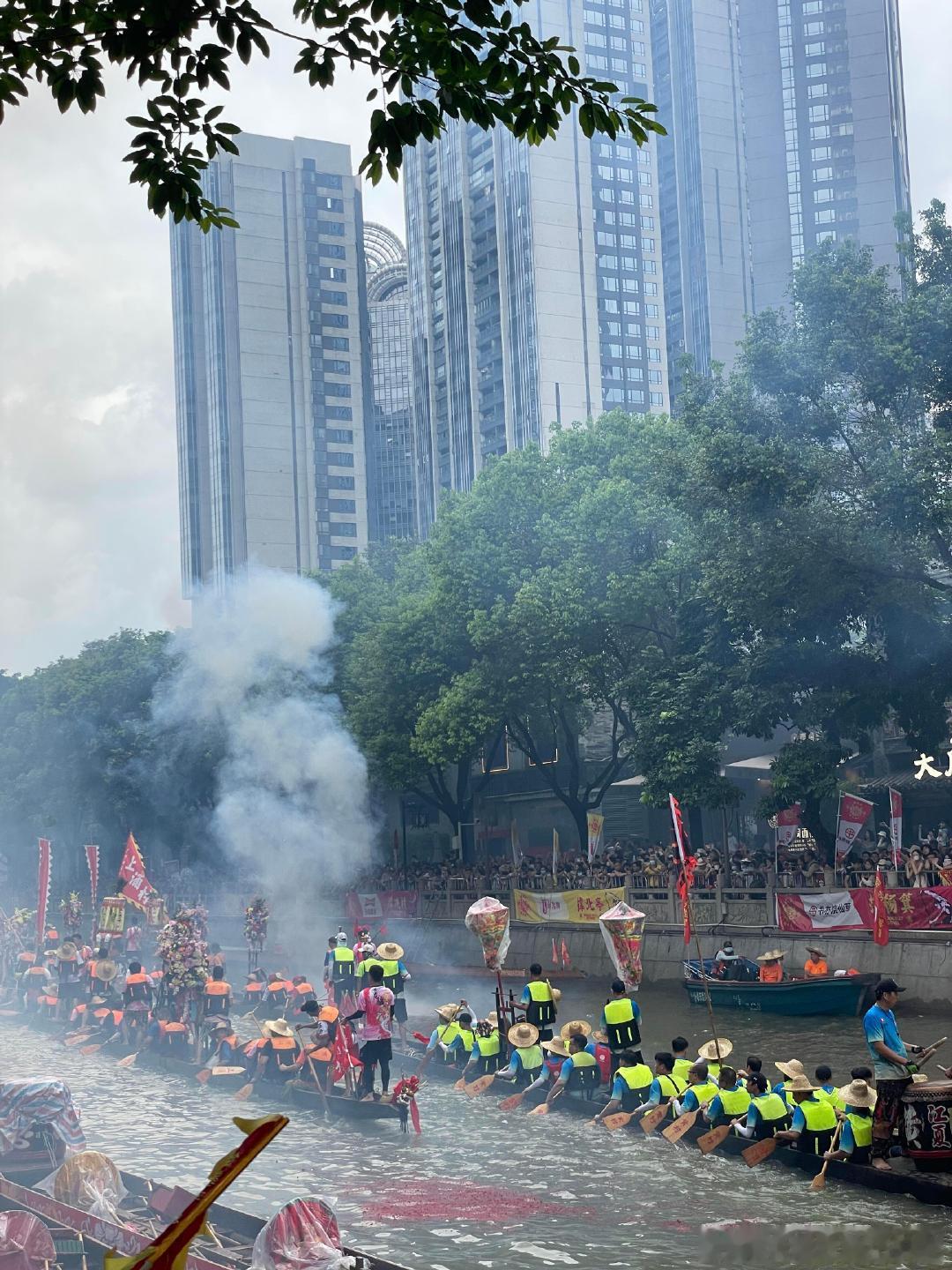 广州赛龙舟选手帅成啥样了广州端午龙舟赛事火热开启，江面千帆竞速。青年划手跟随鼓点