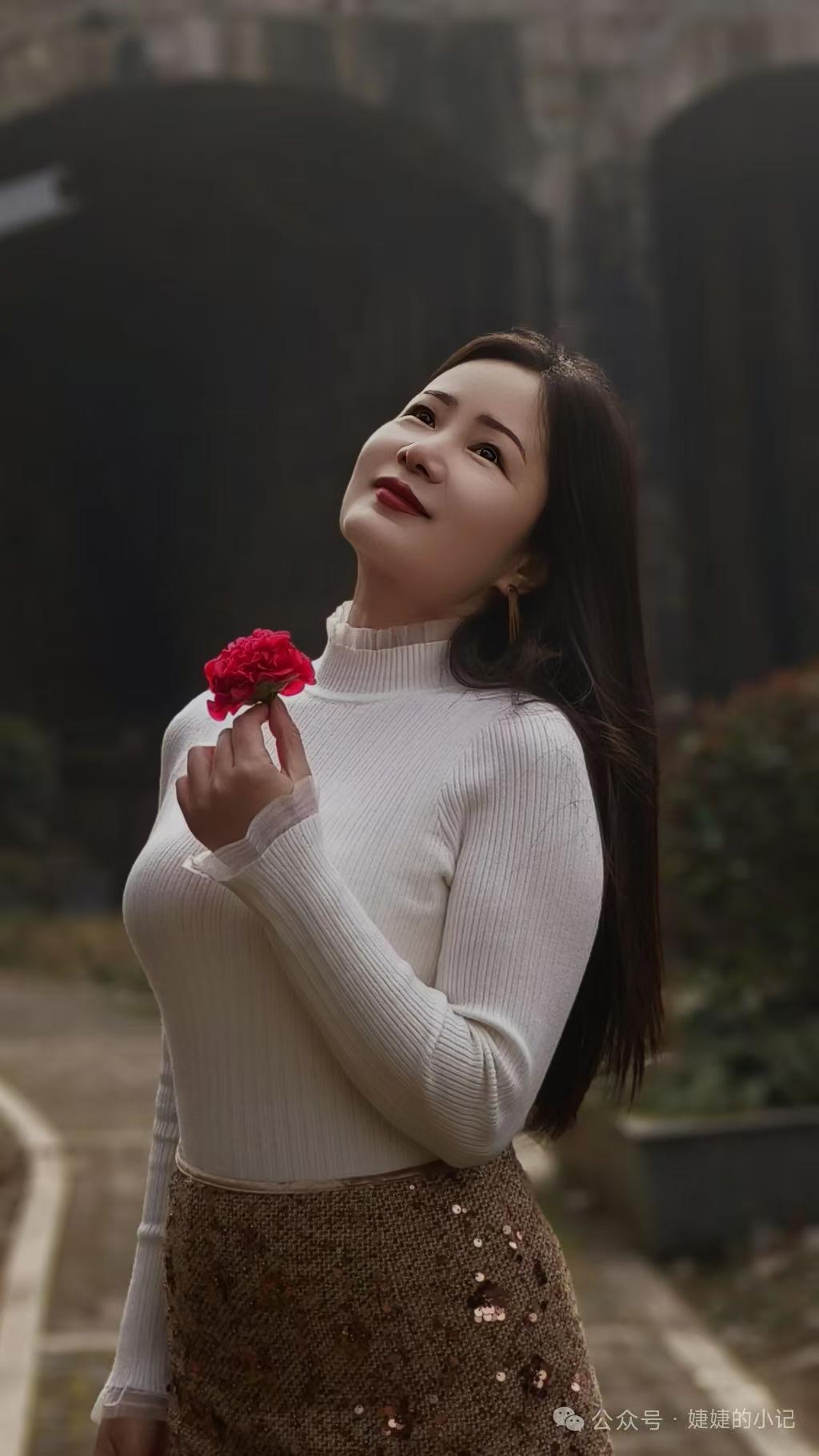 清江引·自写章节
不必复刻他人剧，
自有我篇章。
转身花作注，
便是意中长。
人