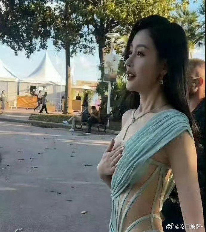 这件衣服有一点赘肉都驾驭不了，张天爱瘦成这样都一直在吸腹 ​​​，看着都难受 ​
