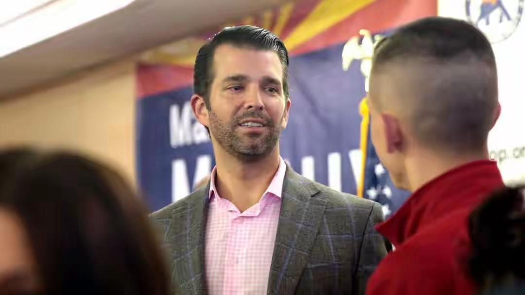 网友说，特朗普的大儿子长得一点不像特朗普，发色跟眼睛一点都不像。
还有网友说，特