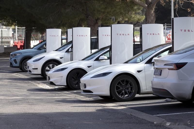 选特斯拉 3、宝马 3 还是奔驰 C，得看个人需求。
要是追求动力和加速快感，特