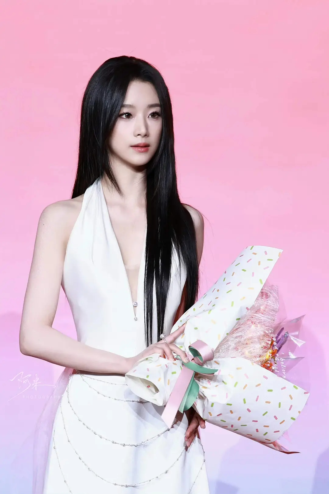 我感觉短女王小亿比郭雨欣漂亮身材高挑纤细，而且气质比较女神范 