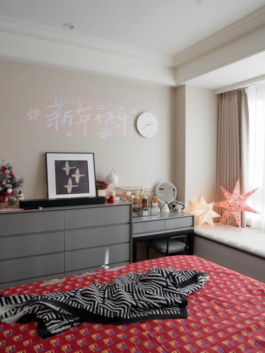 我家主卧虽小，但我床尾空间利用得好呀~