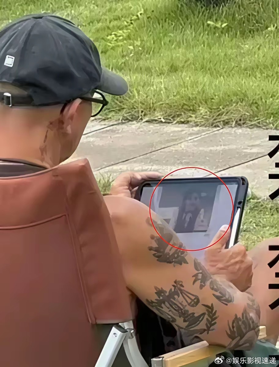 太假了！感觉具俊晔像在做秀摆拍！​剧情如下：烈日炎炎，具俊晔坐在大S墓房，深情地