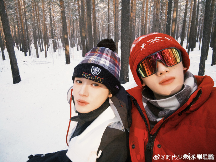 丁程鑫宋亚轩滑雪比耶  丁程鑫宋亚轩滑雪同框照📸真的是觉得特别的快乐了呀，而且
