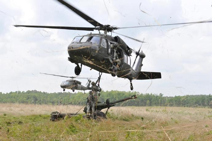 每天认识一件兵器 UH-60“黑鹰”通用直升机UH-60“黑鹰”直升机是美国西科
