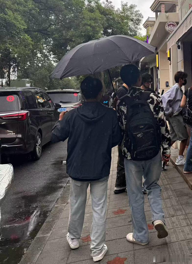王源晒天津打卡照 今日打卡宇宙超级无敌大大狂欢展位还发博说已打卡“舞台见！”，还