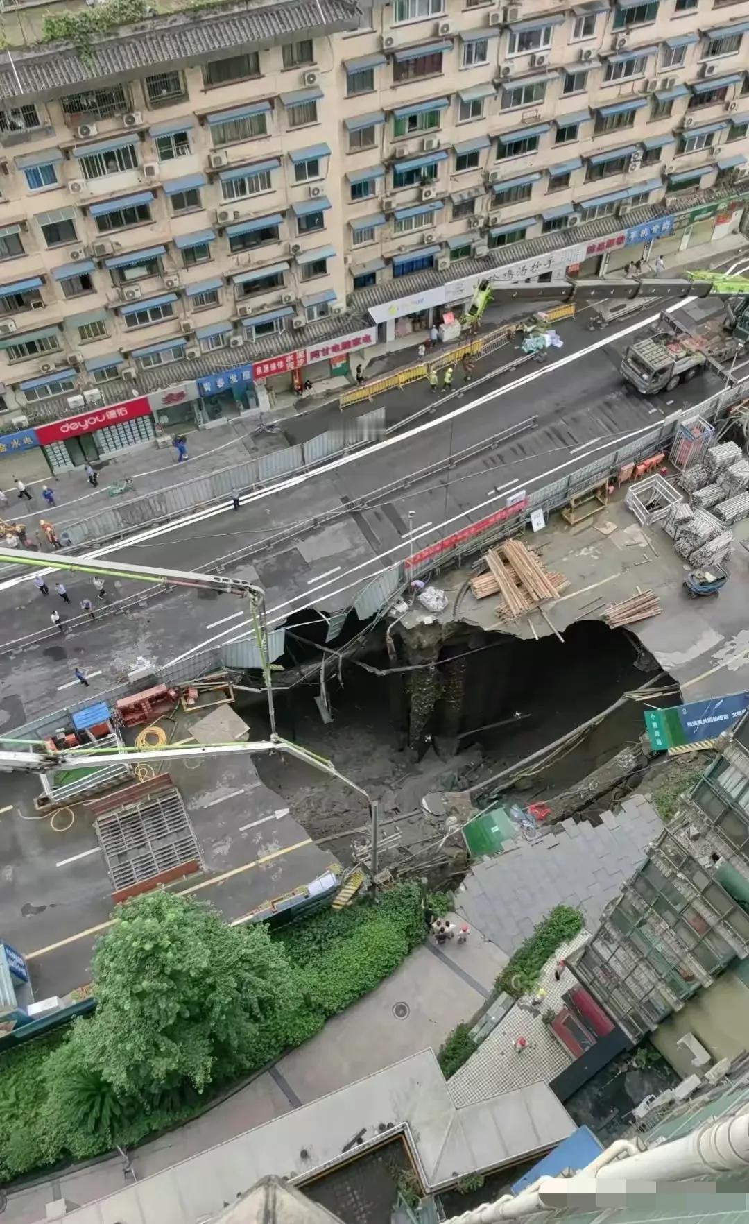 成都在建地铁13号线锦里西路附近路面坍塌，暂无人员伤亡。险情发生后，受影响道路已