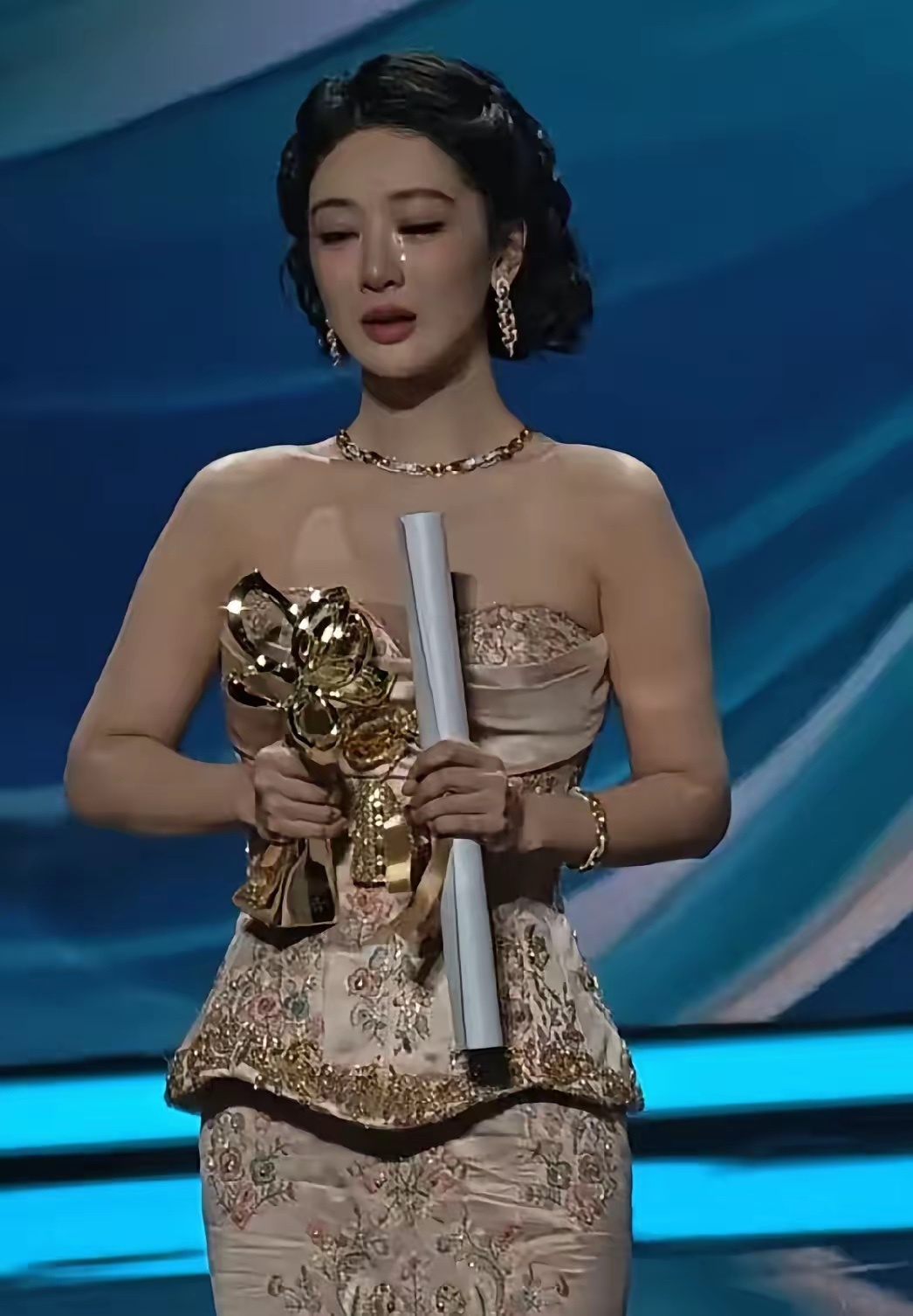 承认吧，多读书就是有用！不信你看杨紫，在白玉兰获奖里的采访，我原本以为她只是演技