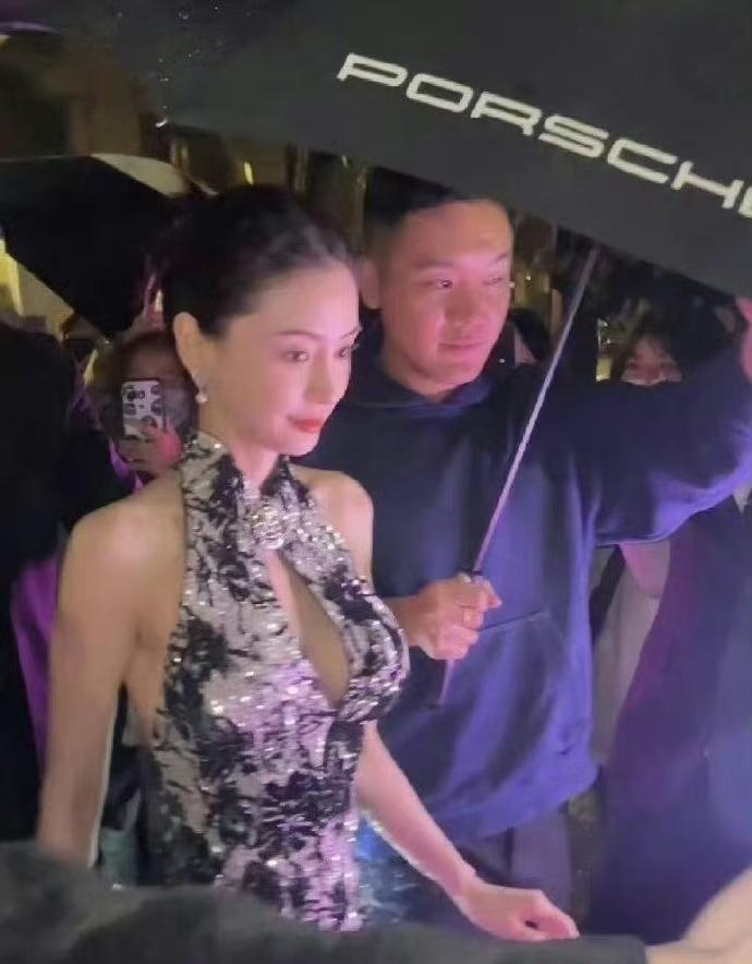 天呐！angelababy的身材怎么突然这么好，这么大了。
杨颖最新参加活动的照