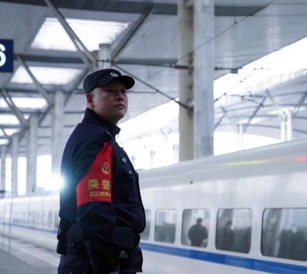 高铁车厢里一道亮眼的身影火了！这名乘警名叫罗晨林，身高突破 2 米，往车厢一站格