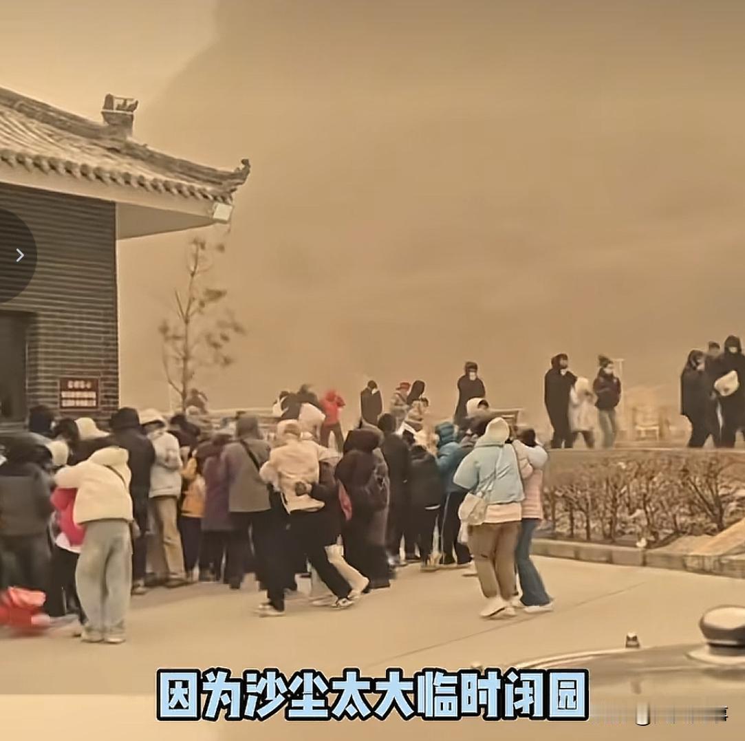2月21日，在山西悬空寺欢度春节的游客，被突然而至的沙尘暴袭击。大风伴着黄沙漫天