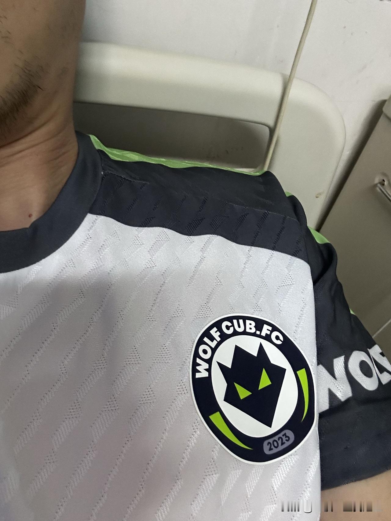 踢球被撞倒，左肩着地，导致锁骨骨折，需要手术治疗。
45岁的年纪，真的该服老了。