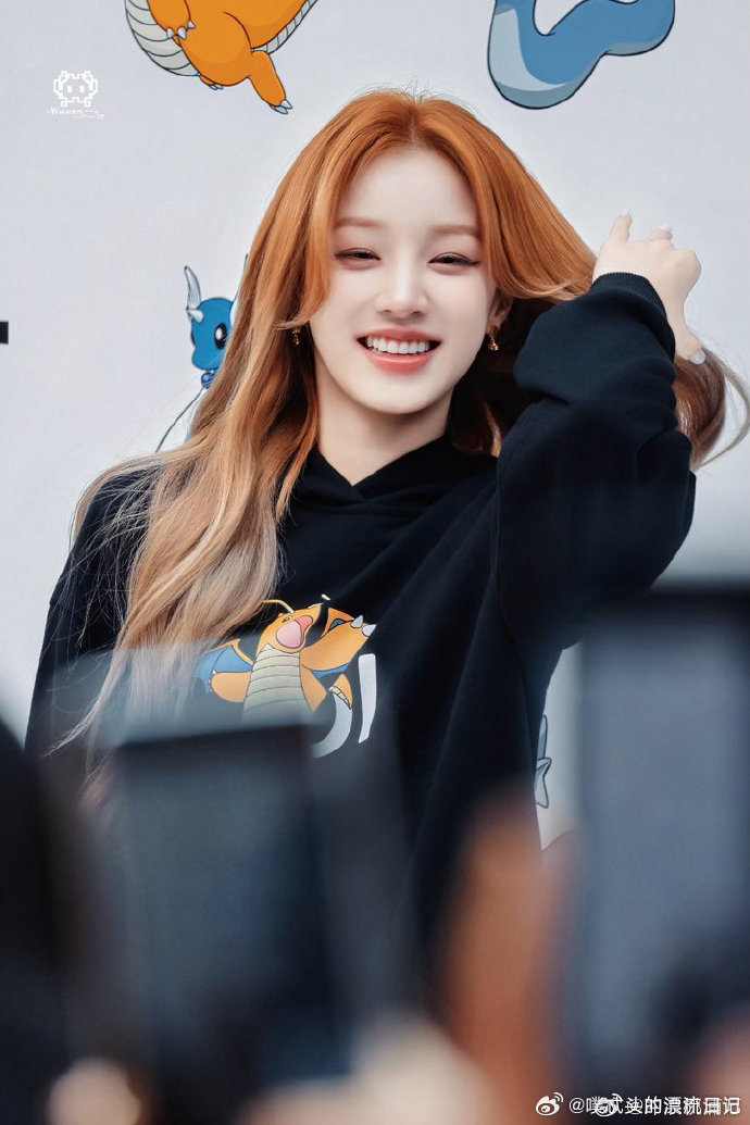 王安宇站姐拍的宋雨琦王安宇站姐发了宋雨琦一年一度团建太有爱了，跨艺人拍照也能这么