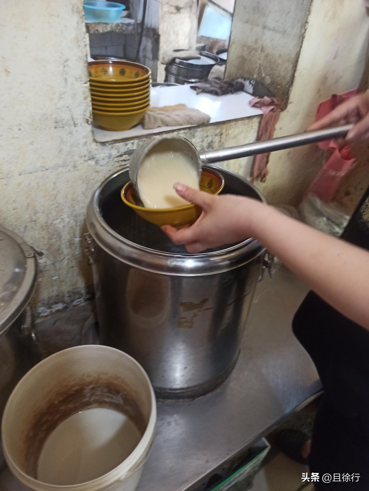 徐州早点铺大多都有辣汤成饣它汤，有热粥的不太多。近年来，为了适应不同口味的食客，
