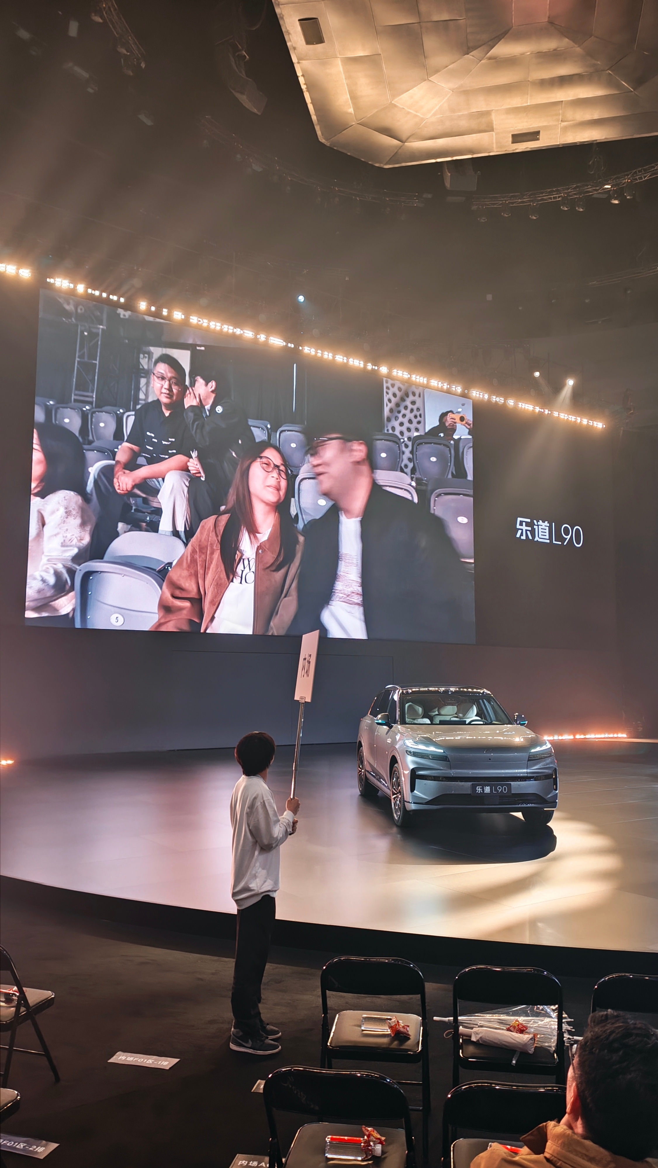 嚯，暖场环节，kiss cam都玩起来了，我旁边是羽毛哥，万一呢？ 