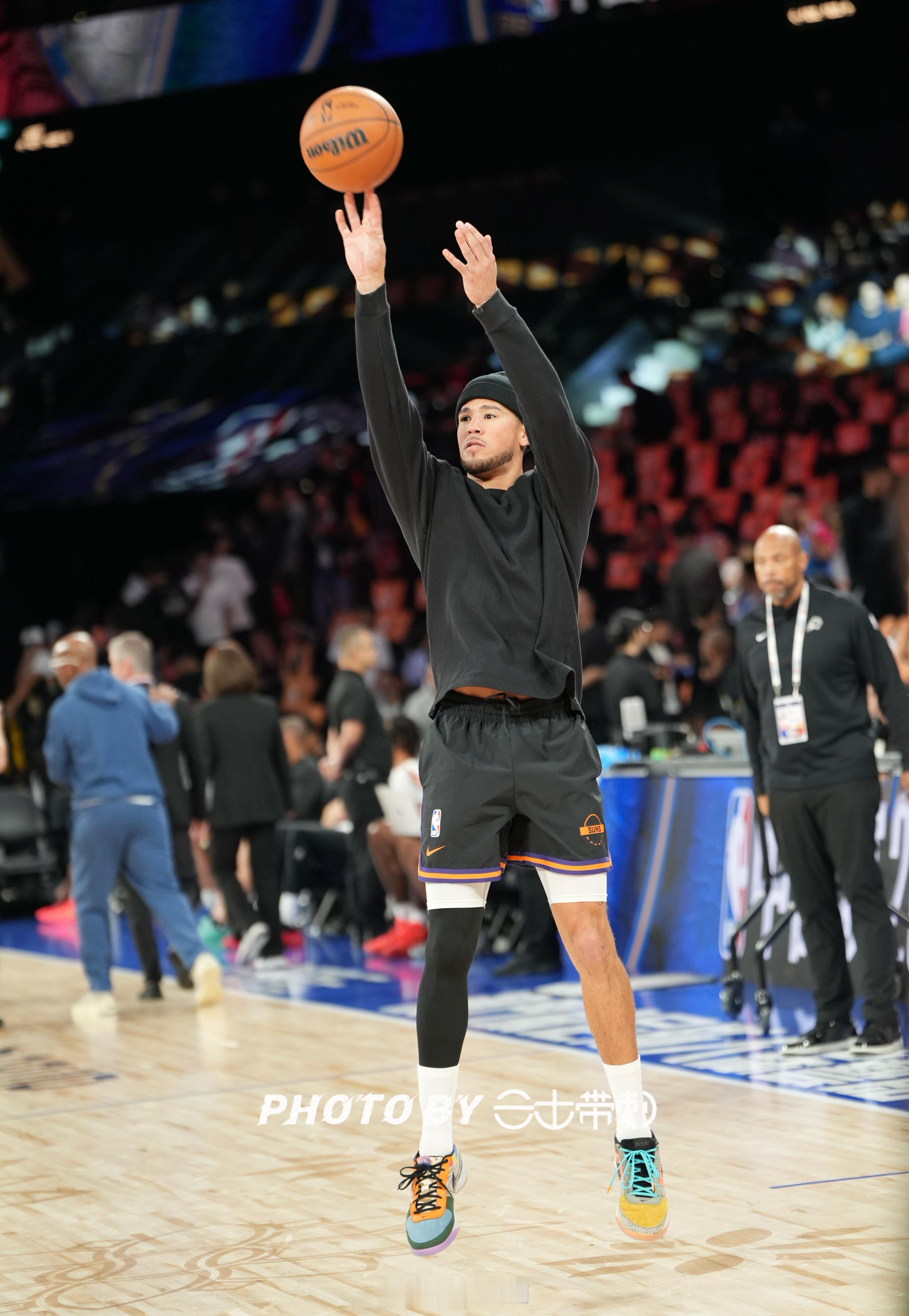 NBA中国赛2025 热身的布克！小帽不错[嘻嘻]  ​​​
