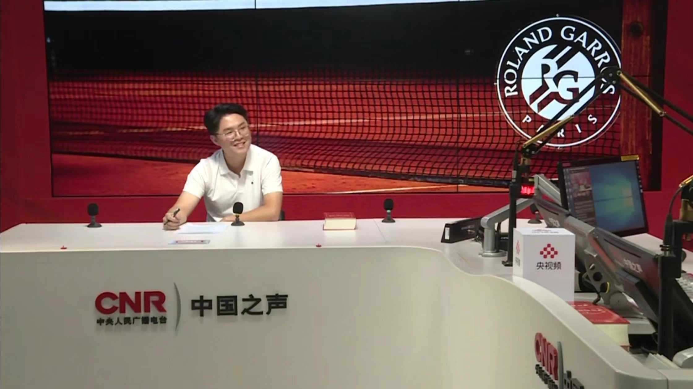 之前都是电话连线，昨晚首次做客中国之声演播室，我上来就是一句：观众朋友们大家晚上