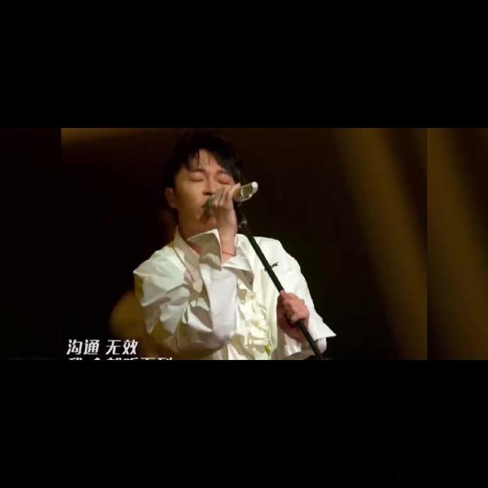 今晚歌手总决赛，孙燕姿和吴青峰人没到现场，但作品直接封神了🎤。尤长靖和龚琳娜把