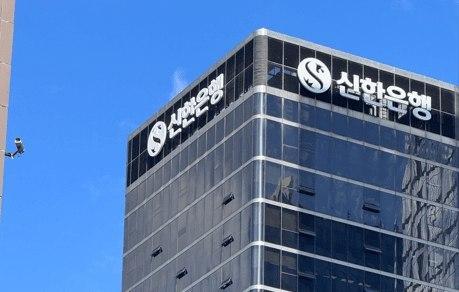 韩国银行业正在经历一轮连环泄露，而且失守的全是"边门"。
据韩媒报道，9月底以来
